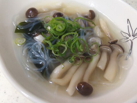 しめじとわかめの春雨スープ